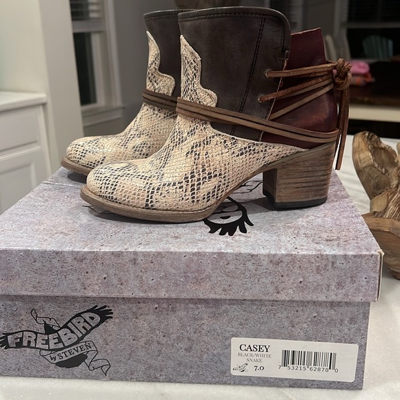 Freebird Casey Black/White Snake Boots - size 7 and size 8 EUC! - Picture 4 of 6